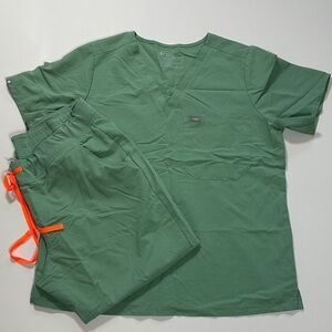FIGS Jade scrubs XXL